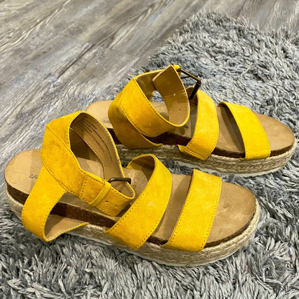 Yellow platforms - Picture 4 of 5